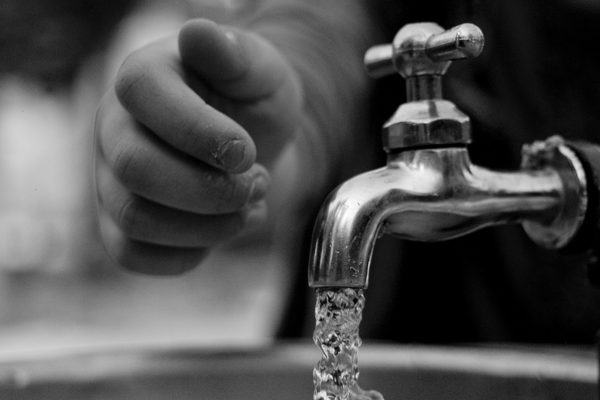 Wasserhahn mit laufendem Wasser